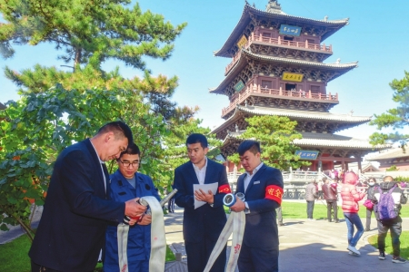 10月4日,大同市华严寺景区内工作人员正在检查消防、应急设备。国庆中秋长假期间,为确保游客安全和旅游秩序稳定,大同市各景区、景点开展全方位安全隐患排查整治,消除隐患风险。 张燕伟摄