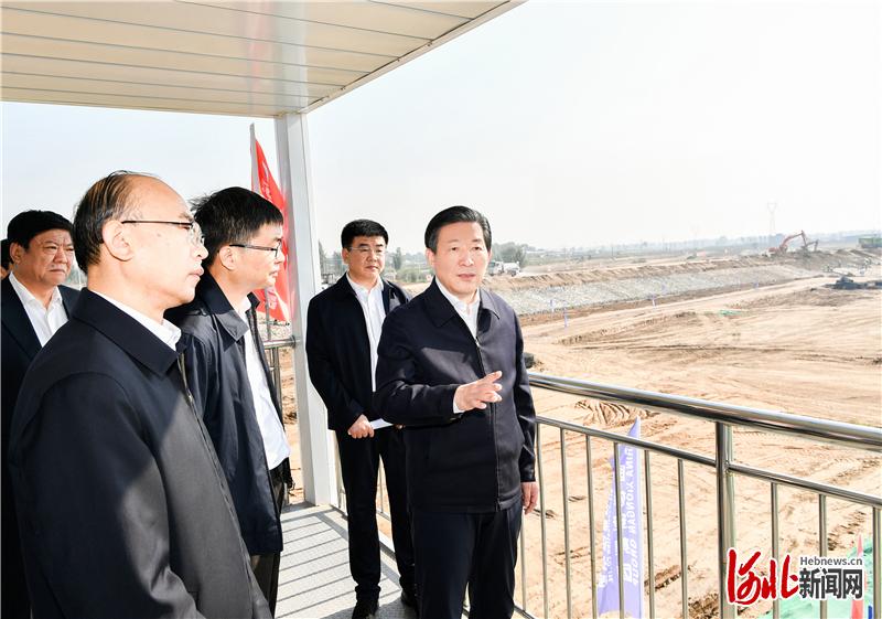 10月6日上午,白洋淀生态环境治理保护现场会在雄安新区举行。现场会前,王东峰、许勤带领与会代表到新区萍河左堤防洪治理工程现场,实地观摩防洪工程建设工作。河北日报记者赵威摄