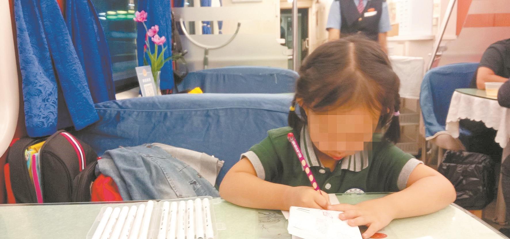 小紫涵在高铁列车上写作业