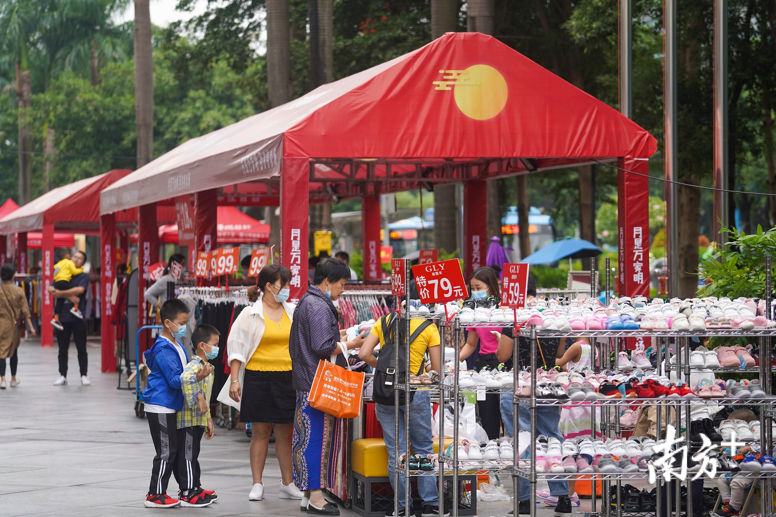 龙岗世贸中心商圈外,假期特惠集市吸引市民选购