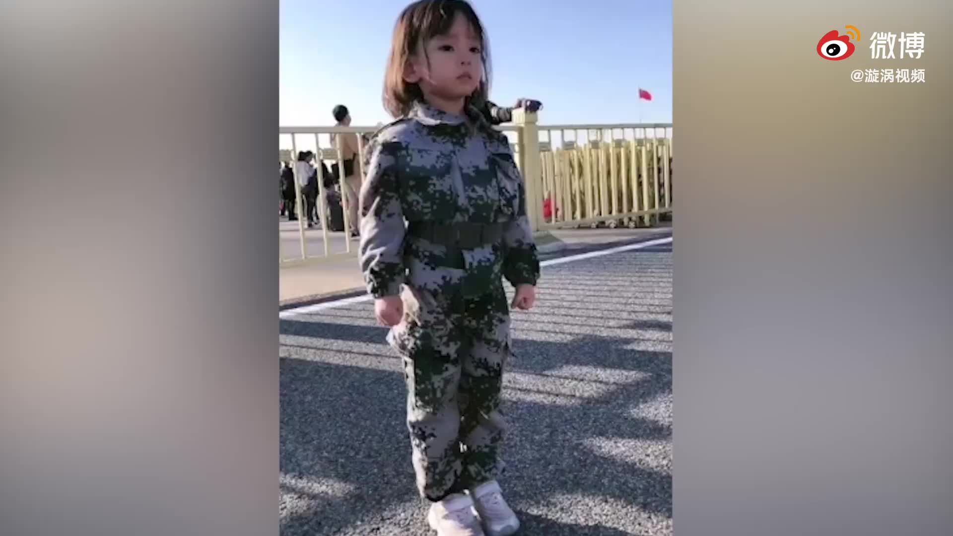 退伍兵回应4岁女儿天安门前踢正步：她说想当女兵，带她感受一下