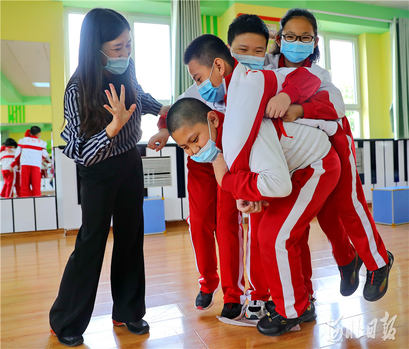 2020年10月9日,河北省秦皇岛市海港区文化里小学教师指导学生进行验趣味游戏。通讯员 曹建雄 摄影报道