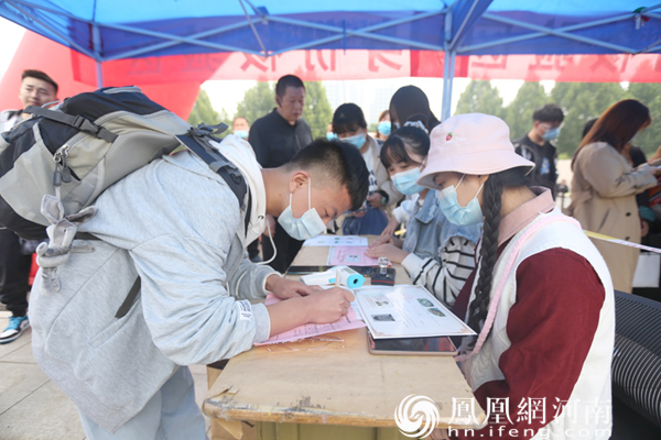 学生志愿者核对新生入校信息