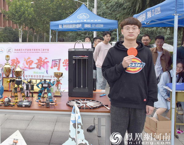 机械设计制造及自动化专业新生陈松收获学院送上的3D打印校徽