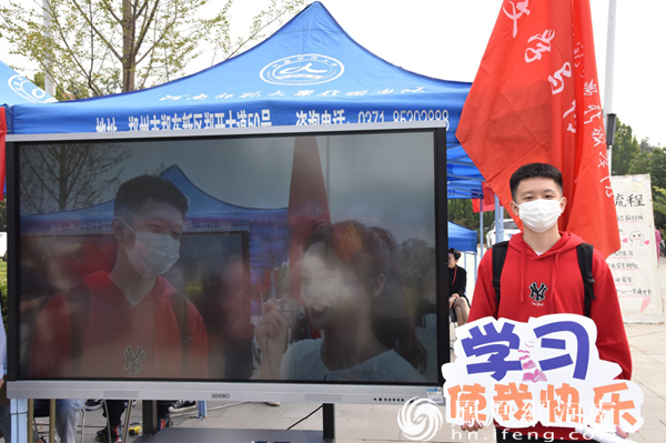 广播电视编导专业新生王少威接受直播采访