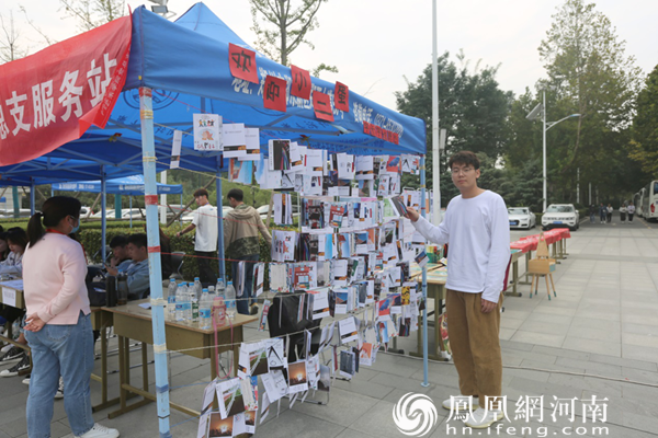 产品设计专业新生王宝翔挑选明信片