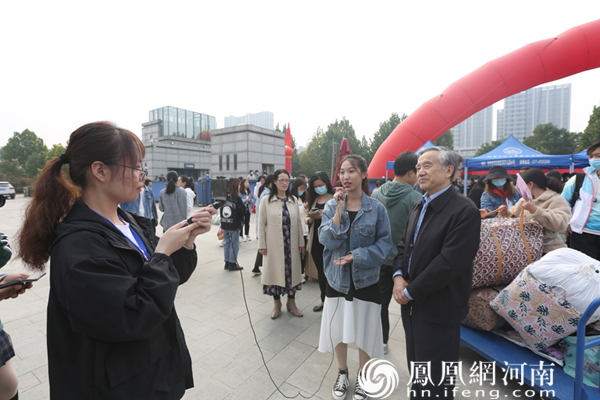 学校理事仉建涛接受直播学生采访