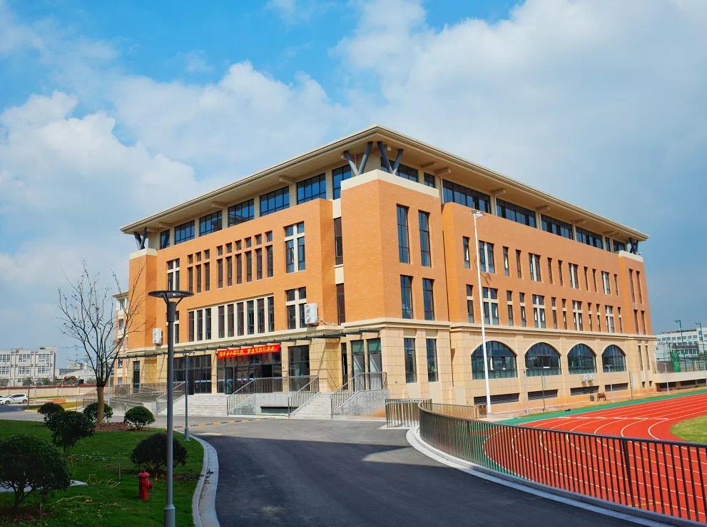 (永康三中教育集团花川校区校园一角)此外,永康市还将实施学前教育