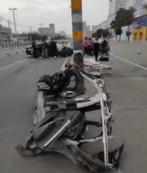 网传大众帕萨特发生惨烈车祸:A柱被撞飞 半侧车身撞没