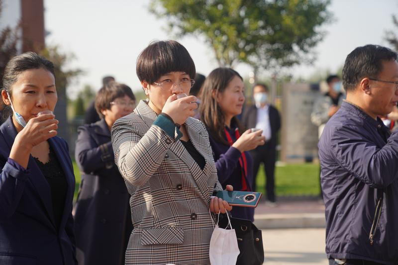 邯郸市各界代表走进工程开放日活动现场，图为代表现场品尝用南水所泡的茶水。赵新宇摄