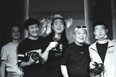 宋刚（左二）和他的摄友们在一起
