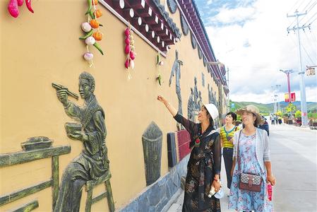 临潭县古占村富有乡村特色的庭院文化深受游客欢迎