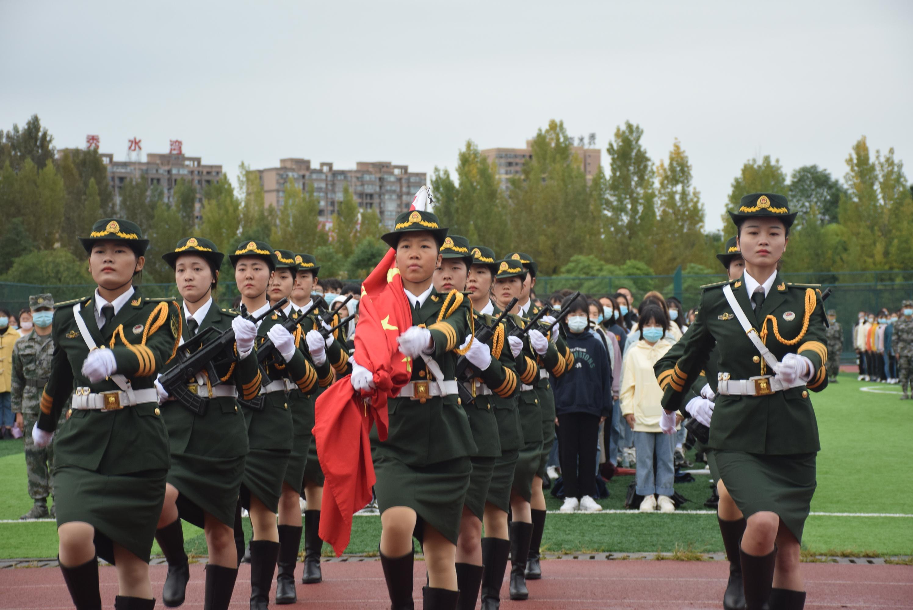 巾帼不让须眉，8181801威尼斯女子国旗班亮相开学典礼