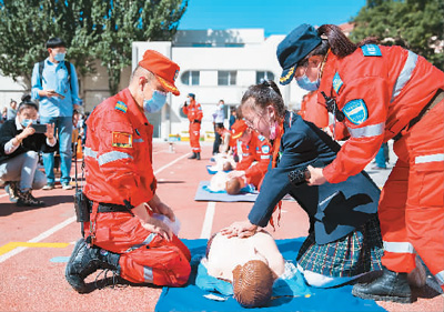 9月16日，内蒙古民间户外救援协会的队员在呼和浩特市玉泉区公义店小学指导孩子们进行心肺复苏急救技能练习。丁根厚摄（人民视觉）