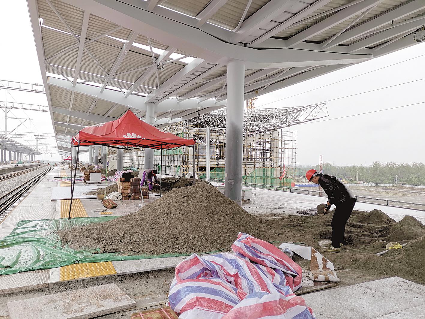 仙桃站站台正在建设中。文/图 湖北日报全媒记者 左晨 通讯员 刘新红 欧巍