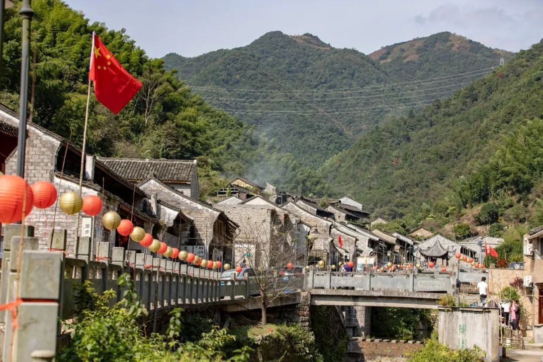 宁波这条盘山公路美得醉人!头上开着小火车,还有色彩斑斓的水库湿地!