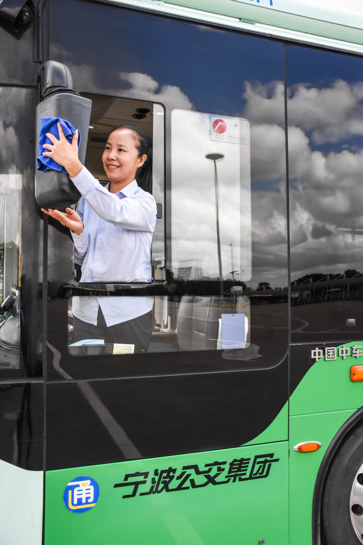 全国百名最美公交司机陈霞娜入选