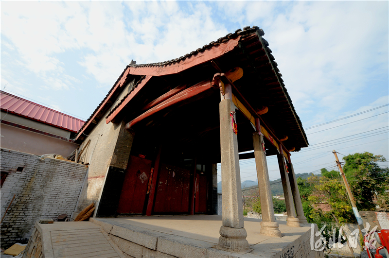 磁县岗西村古戏楼,始建于康熙十一年,样式别致。河北日报记者杜柏桦摄影报道