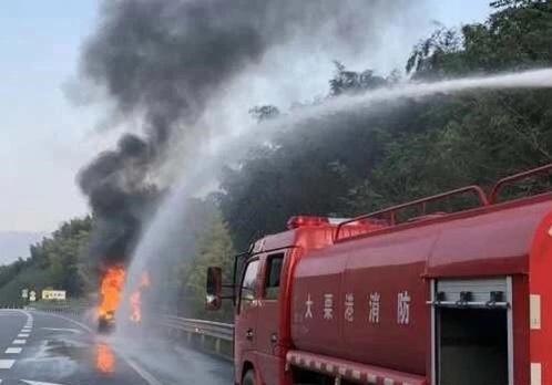 无牌地方消防救援车高速救火被收40元通行费 