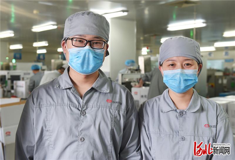 2月4日，以岭药业制剂车间，坚守在一线的许亚林、张硕夫妇。 河北日报记者贾恒摄