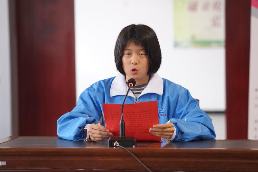 (学生代表陶佳悦发言↑)