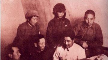 揭秘贺龙的前两段婚姻，新娘子竟抱着大公鸡拜堂成亲