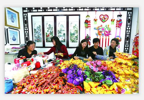 任艳艳在镇原县创办扶贫车间，开办培训班58期，带动周边5500多人次贫困妇女和留守妇女利用农闲之余制作香包刺绣产品。