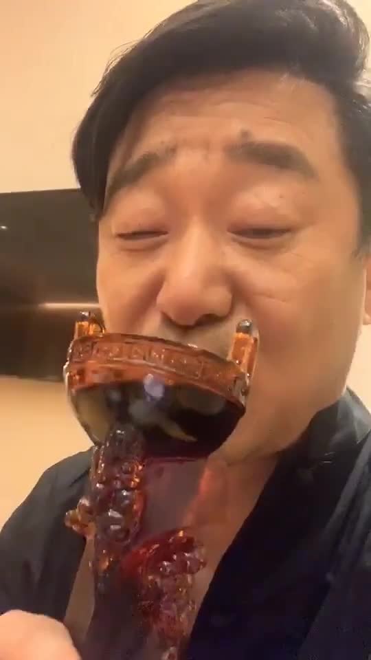 豪迈王景春用华鼎奖杯喝酒我干了你随意