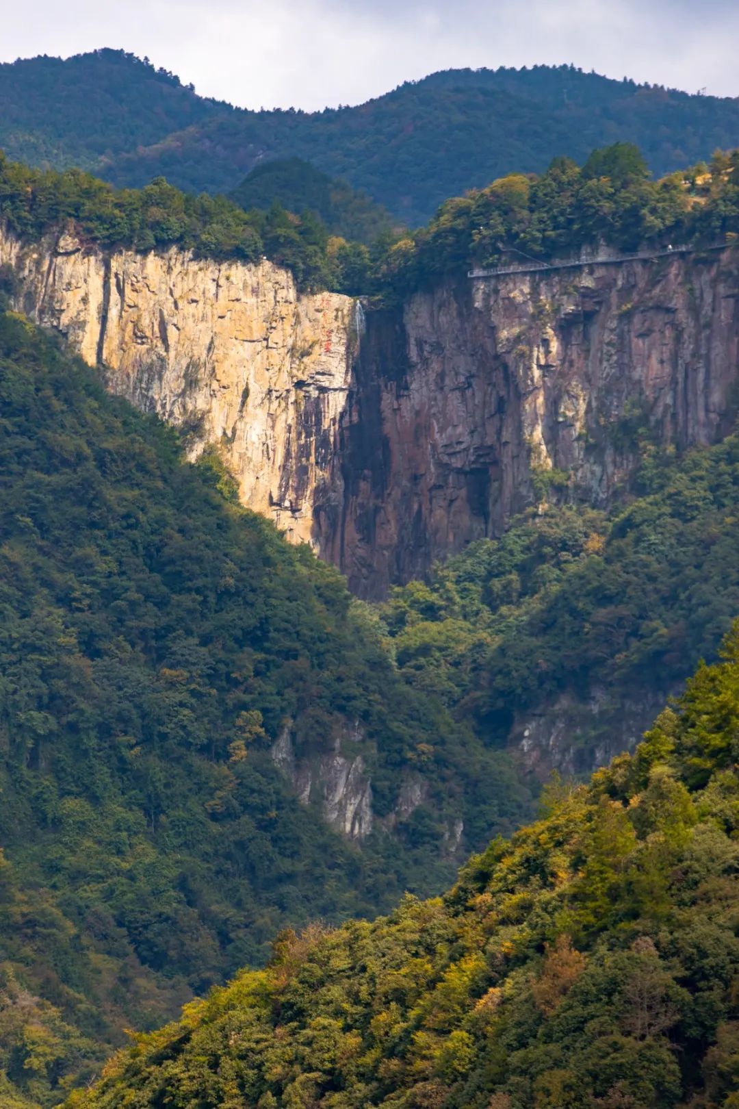 宁波这条盘山公路美得醉人!头上开着小火车,还有色彩斑斓的水库湿地!