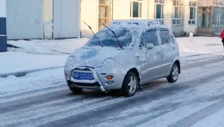 大兴安岭今年第一场雪：气温骤降至零下10度 小车被冻上霜