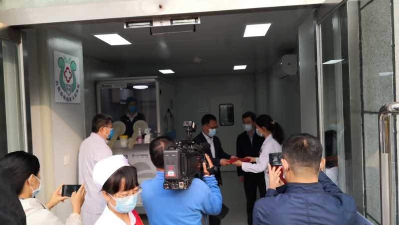 青岛市人防办向一线医院捐赠新型核酸取样“神器”
