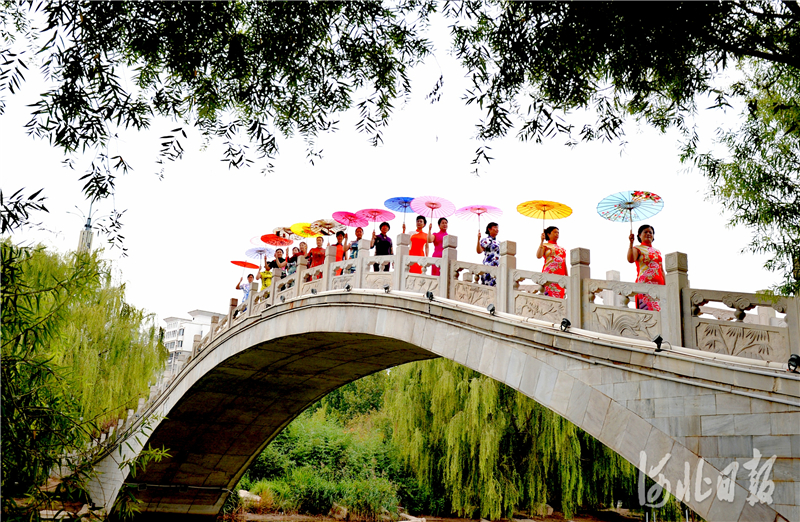 2020年10月14日，河北省临漳县邺城模特队在邺城公园进行旗袍展示。河北日报记者杜柏桦摄影报道