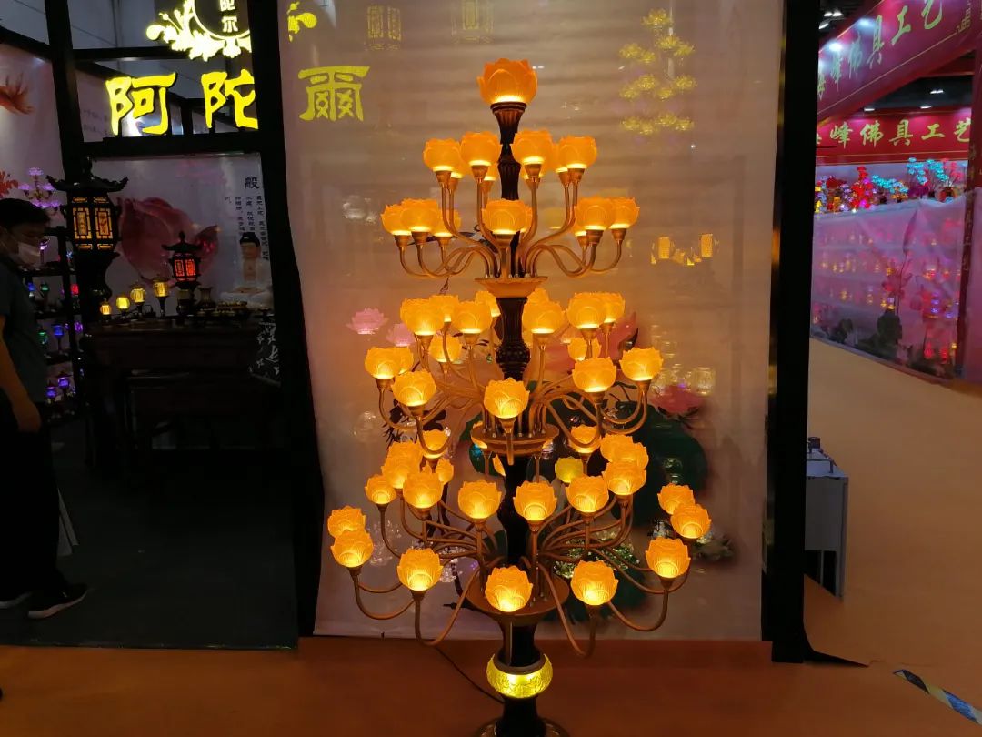 美轮美奂的灯具(图片来源:凤凰网佛教)