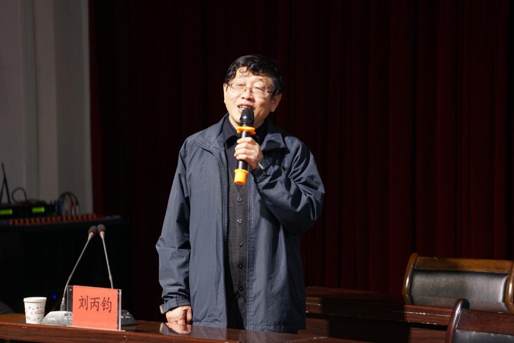 (著名作家刘丙钧↑)