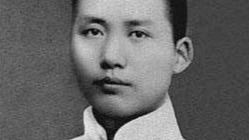 少年毛泽东曾与父亲闹矛盾，跑到池塘边威胁要跳下去