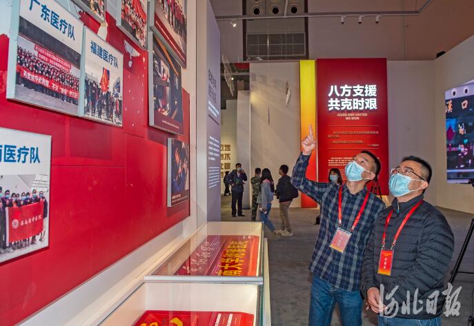 河北省人民医院重症医学科医生白银箱和同院的检验科主管医师赵明在展区参展。 河北日报记者田明摄