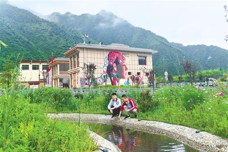 卓尼县博峪村富有民族特色的宣传画非常显眼