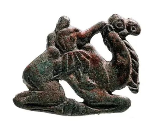 △ 1987年宁夏彭阳县出土春秋战国人驼纹铜饰牌