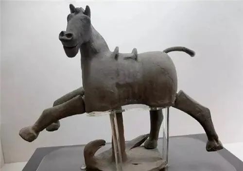 △ 甘肃武威出土魏晋灰陶奔马
