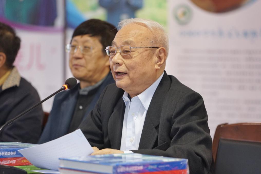 (中国关心下一代工作委员会副秘书长李启民↑)
