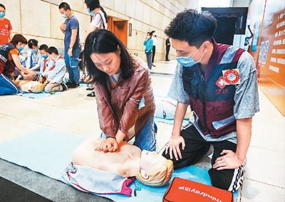 9月20日，在重庆市科技馆，医疗志愿者一对一教市民急救知识。万 难摄（人民视觉）