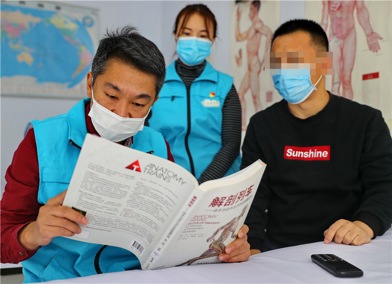 2020年10月14日，秦皇岛市图书馆助残志愿者为视障读者示范朗读图书。“国际盲人日”来临之际，河北省秦皇岛市图书馆组织助残志愿者走进部分视障读者家中，为视障读者提供志愿服务。通讯员 曹建雄摄影报道