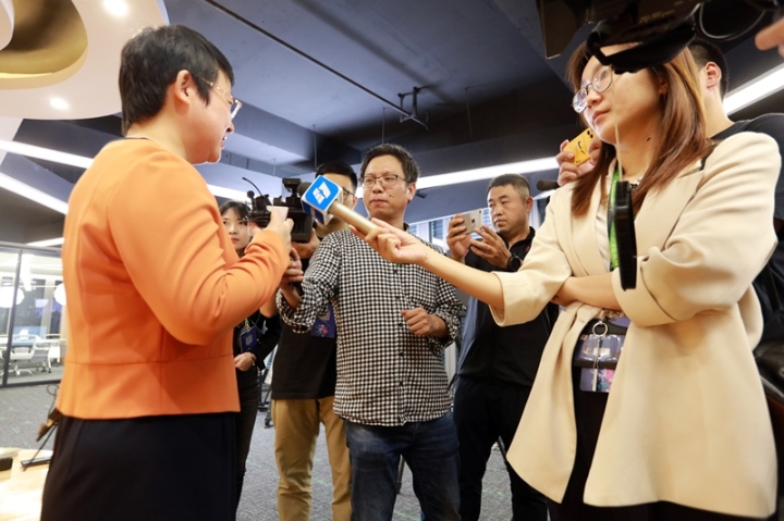 图为负责人接受媒体采访。