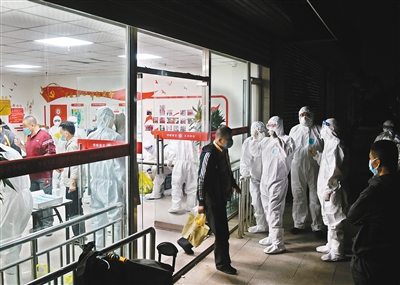 10月11日，青岛市市北区周口路康居公寓居民连夜接受核酸检测。 新华社记者 李紫恒 摄