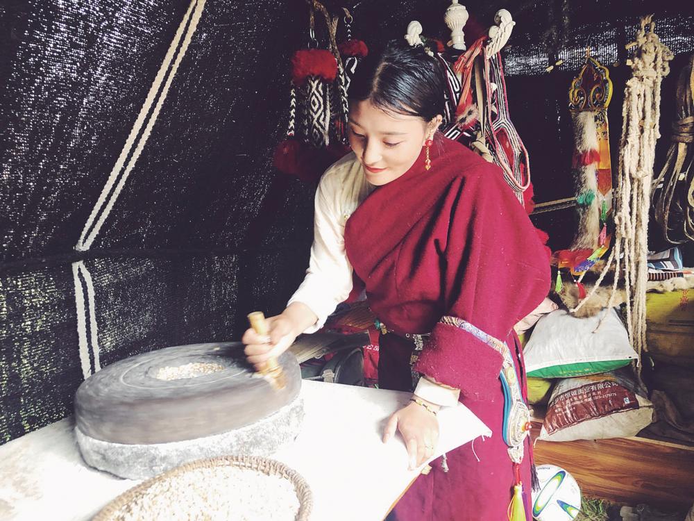 藏族妇女磨出的糌粑清香扑鼻.