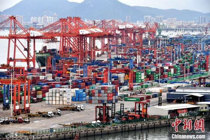 10月14日，中国商务部外贸司司长李兴乾称，前三季度中国进出口、出口规模均创历史同期新高，外贸回稳向好、好于预期，贡献增强。据官方数据，前三季度中国货物贸易进出口总值达23.12万亿元人民币，同比增长0.7���口12.71万亿元人民币，增长1.8���为福建省厦门市东渡港。(资料图片)<a target='_blank' href='http://www.chinanews.com/'>中新社</a>记者 吕明 摄