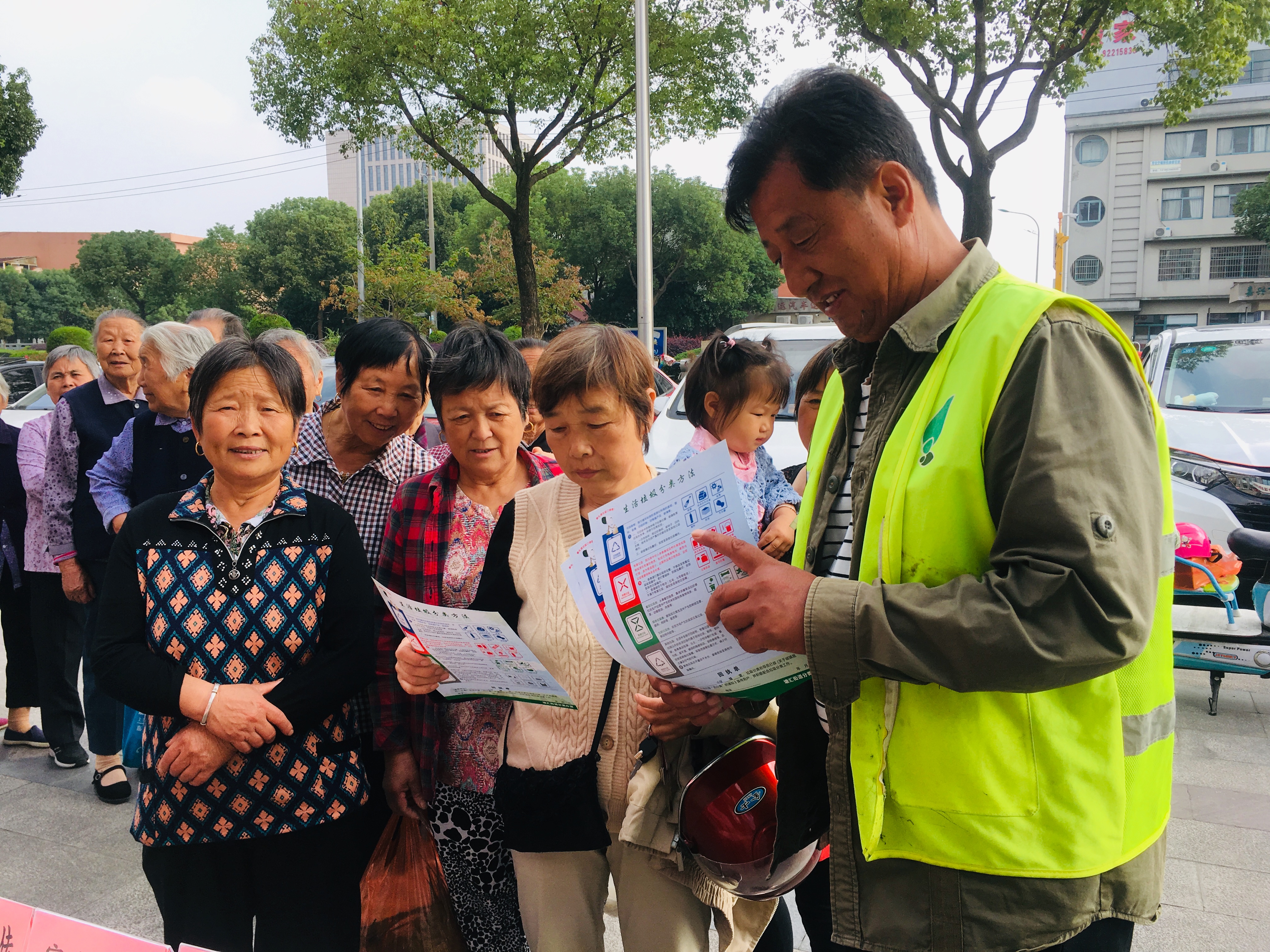 茶园社区开展垃圾分类广场宣传活动