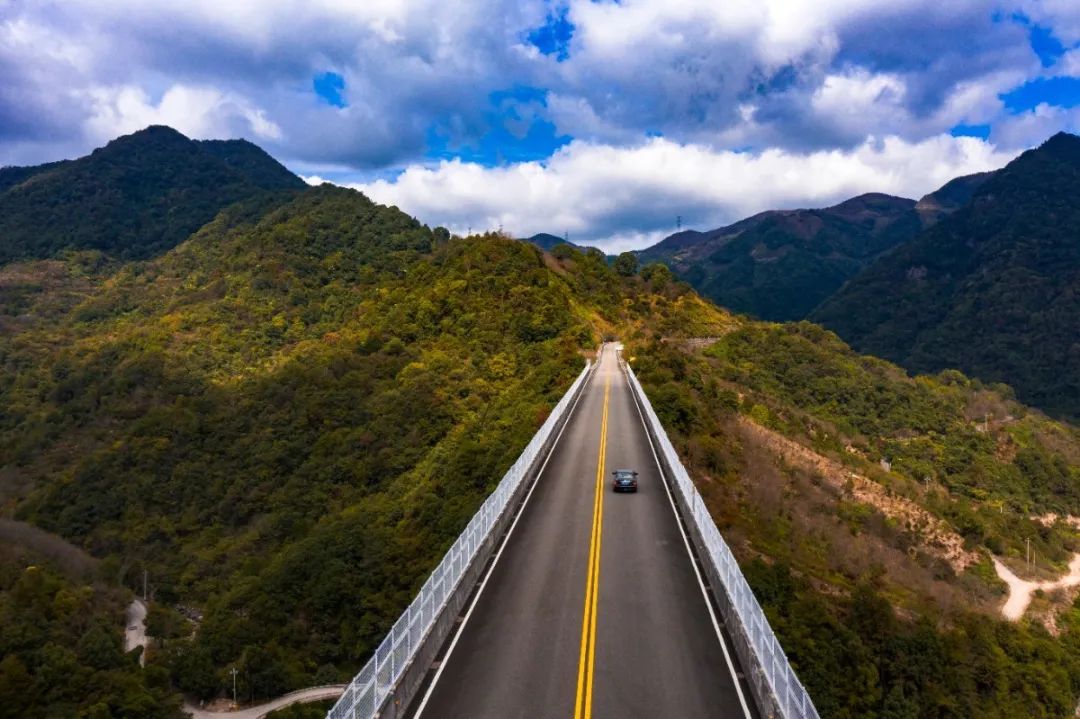 宁波这条盘山公路美得醉人!头上开着小火车,还有色彩斑斓的水库湿地!