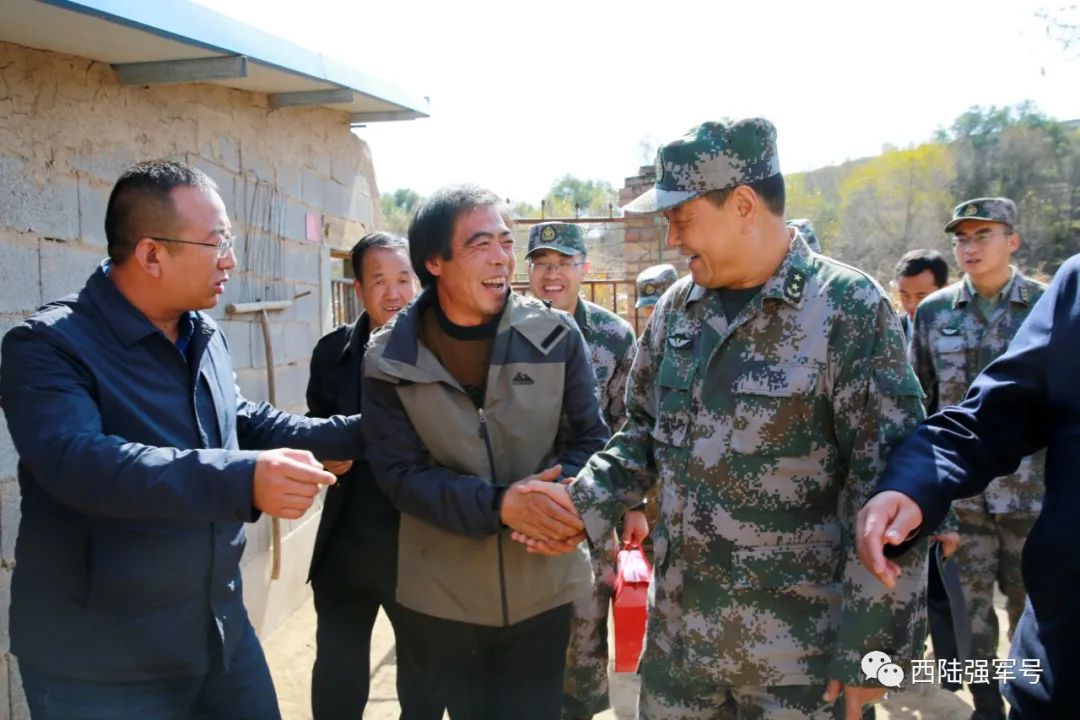 战区陆军徐起零司令员看望慰问群众