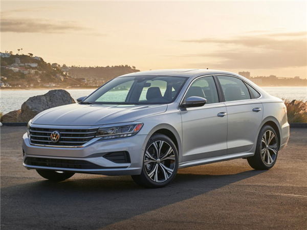 网传大众帕萨特发生惨烈车祸:A柱被撞飞 半侧车身撞没